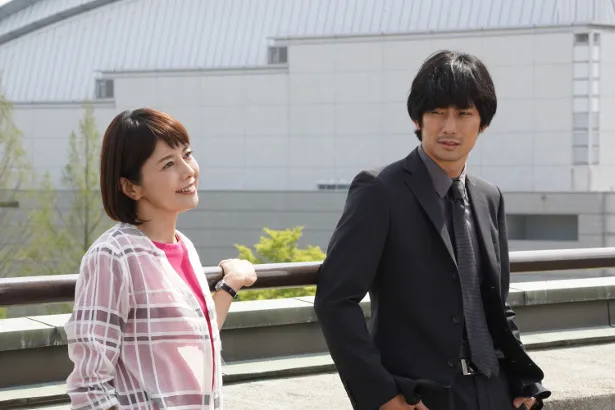 沢口靖子演じるマリコは休暇中の和歌山でアウトローな刑事・熊谷(平岡祐太)と出会う