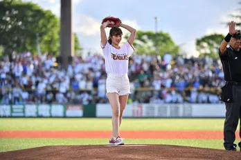 “戦隊美女”奥山かずさ、地元で初の始球式に登板! 美しいフォームから衝撃の剛腕炸裂