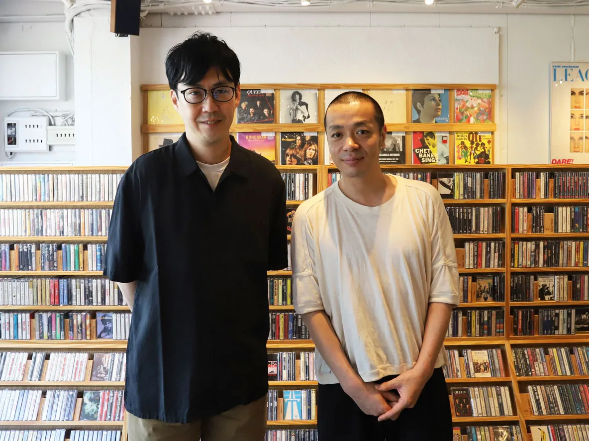 ラジオ番組「GOOD MUSIC，GUCCI PLACES」にて、カセットテープにまつわる思い出を語った峯田和伸(右)と「waltz」オーナー・角田太郎氏