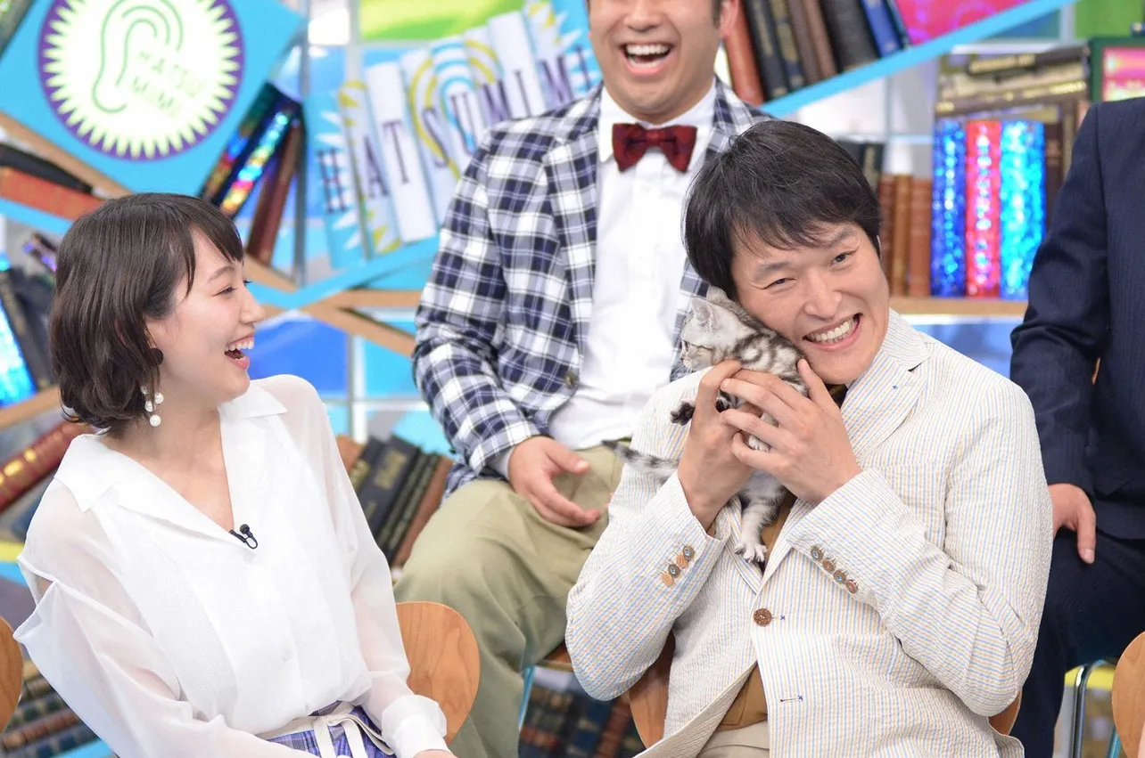 【写真を見る】スタジオに登場したネコにメロメロになる千原ジュニアと吉岡里帆