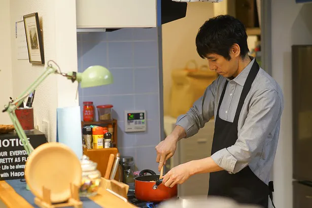 久しぶりの一人での食事に、史朗(西島秀俊)は味気無さを感じる