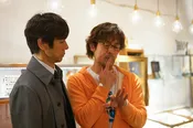 【写真を見る】史朗(西島秀俊)と賢二(内野聖陽)がペアリング購入!?ウキウキ賢二がかわいい(第9話)