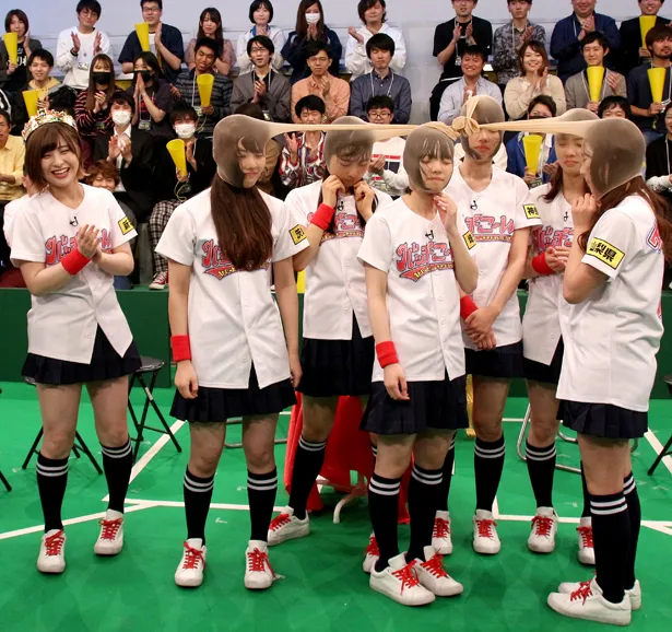 【写真を見る】AKB48メンバーによるパンスト相撲が実現！ “命令”したしおり様こと佐藤栞(写真左端)は満足そうな表情を見せる