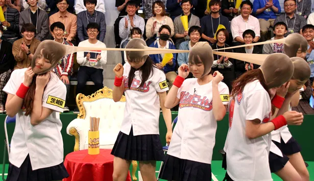 AKB48・チーム8の6人がパンスト相撲で引っ張り合う