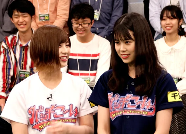 収録前の佐藤栞はいつもと変わらない表情(写真左)を見せる。MC・吉川七瀬はやや緊張気味？