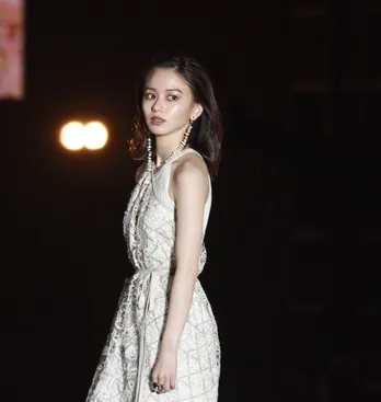 山本舞香、ドアップの“小悪魔FACE”に称賛続々!!「お顔がどストライク」「悪魔的美しさ」