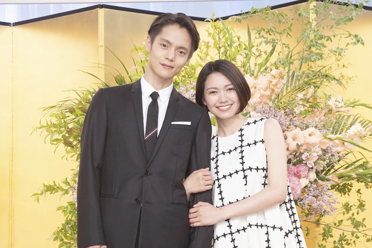 【写真を見る】窪田正孝＆二階堂ふみ夫婦の腕組みツーショット！