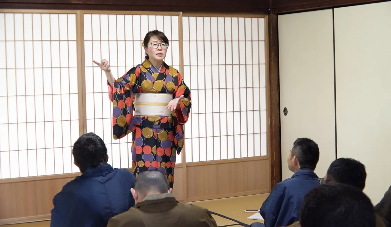 【写真を見る】着物姿で婚活イベント参加者たちの前に立つ荒木直美さん