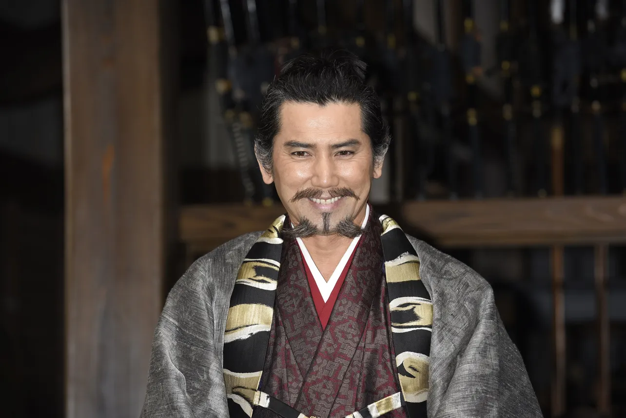 斎藤道三演じる本木雅弘は、特徴的なひげ姿で登場