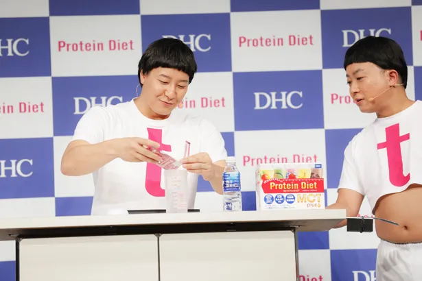 長田庄平は、得意のDIYで“「プロティンダイエット」を飲みながらポーズが取れるアイテム”を作成