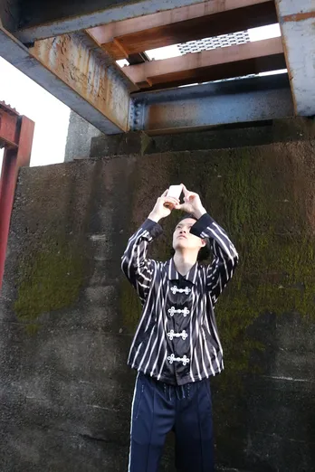 霜降り明星、レトロなスポットで“インスタ映え”にチャレンジ