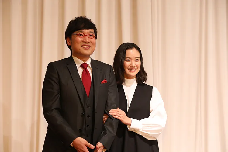  【写真を見る】仲良さそうに腕を組む山里亮太と蒼井優(ほか会見写真30枚)