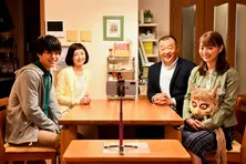 内田理央&白洲迅のキスシーン再び!?「向かいのバズる家族」最終回直前に生配信も!