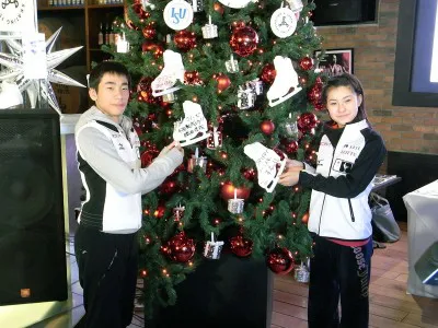 店内のクリスマスツリーには、織田選手と村上選手直筆のコメントが飾られている