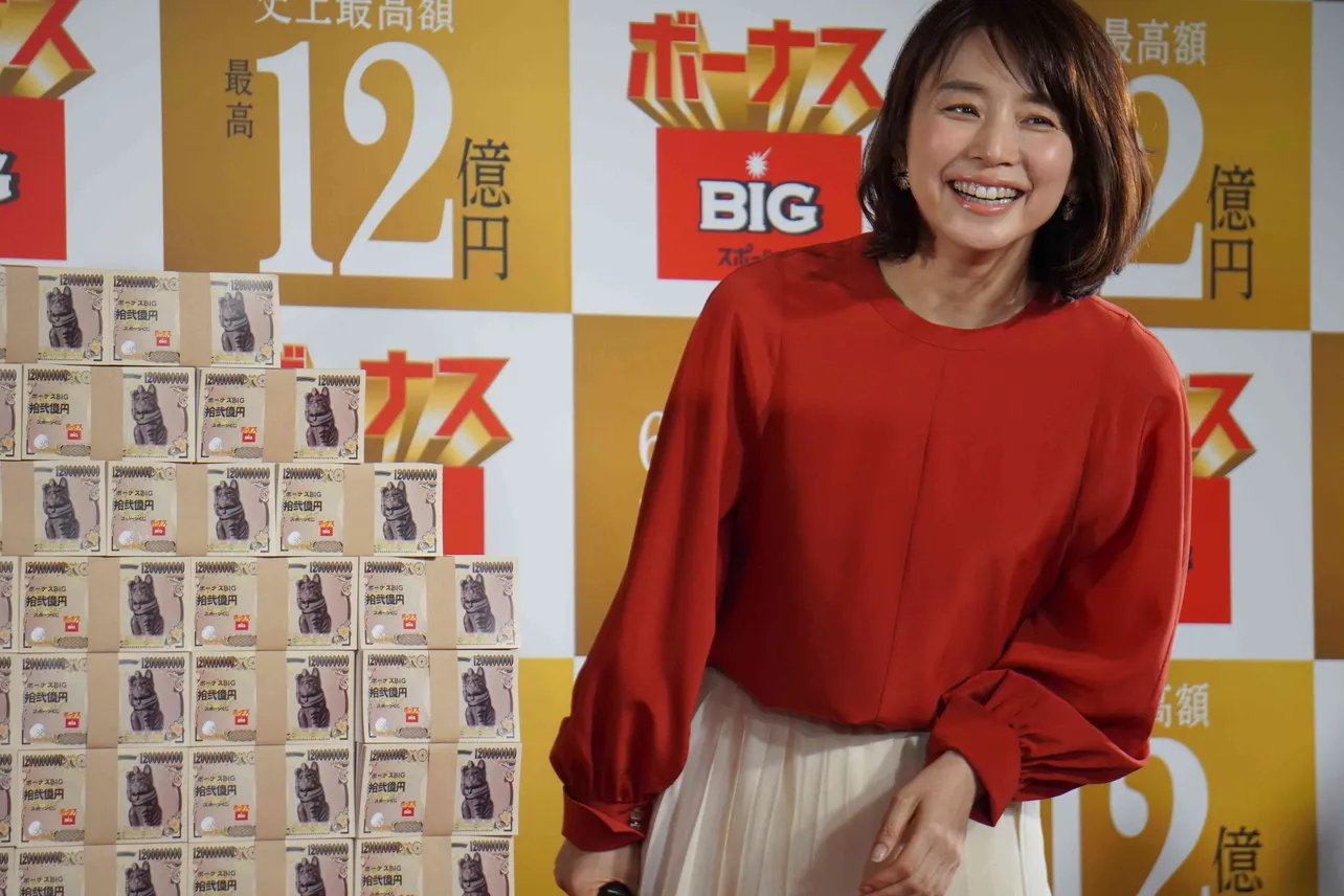 【写真を見る】12億円相当の札束の山を前に、石田ゆり子は満面の笑み