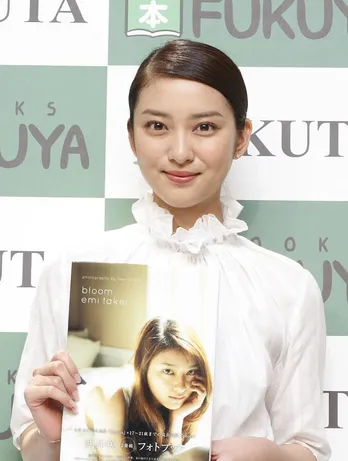 武井咲、“前髪あり”のふんわりニューヘアに称賛の声「ふぁふぁ可愛い」「ばりおかわ」