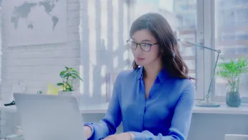 朝比奈彩がWEB動画で「縛られない」キャリアウーマンを熱演!