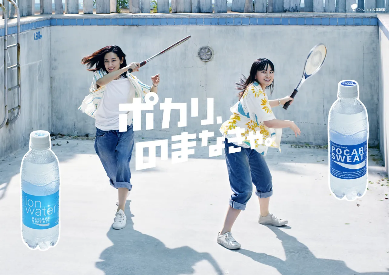 【写真を見る】吉田＆梨央親子が“プールテニス”で大はしゃぎ！