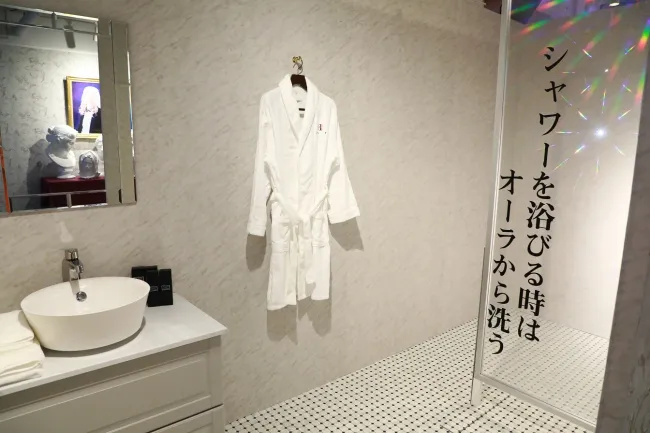 ROLAND展の人気コーナーの一つ「オーラから洗うシャワールーム」　※東京・PARCO MUSEUM会場