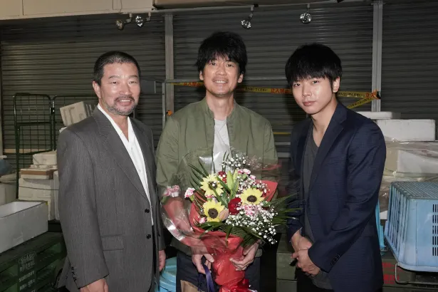 唐沢寿明(中央)の56歳の誕生日を、木村祐一(左)＆増田貴久がお祝い！