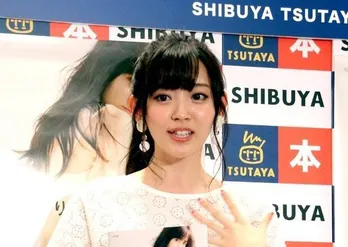 鈴木愛理、“デコ出し”ツインSHOTに絶賛の嵐「破壊力なんなの」「ぎゃわいい」「ズルいわぁ」