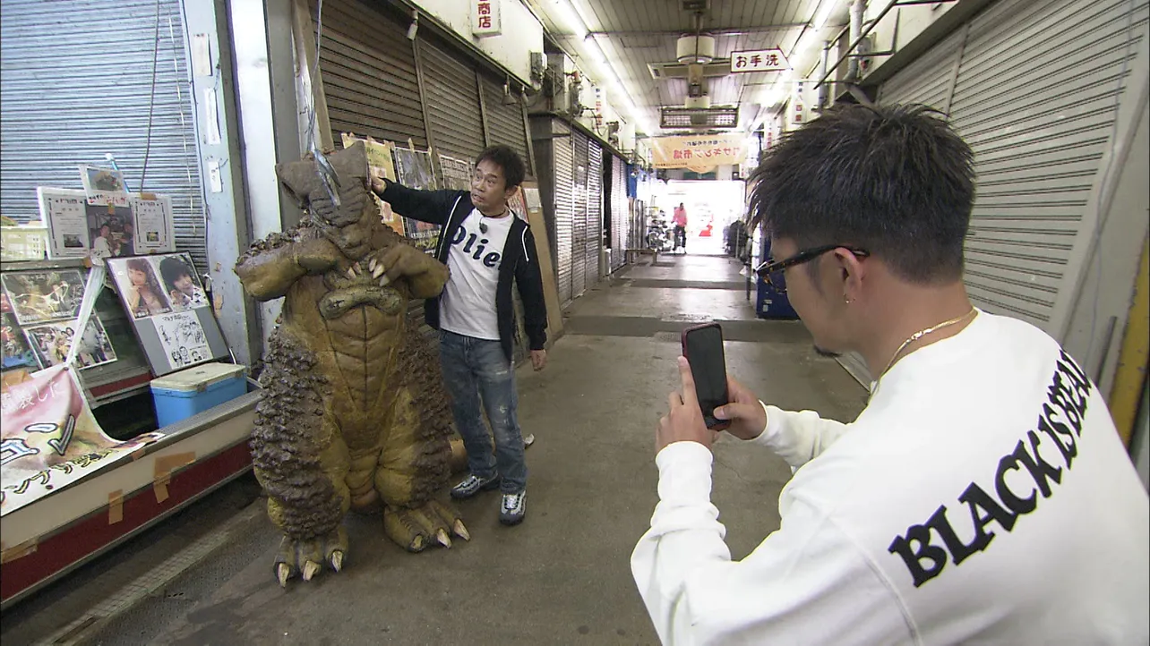 商店街を盛り上げるために生まれたという怪獣「ガサキング」と遭遇