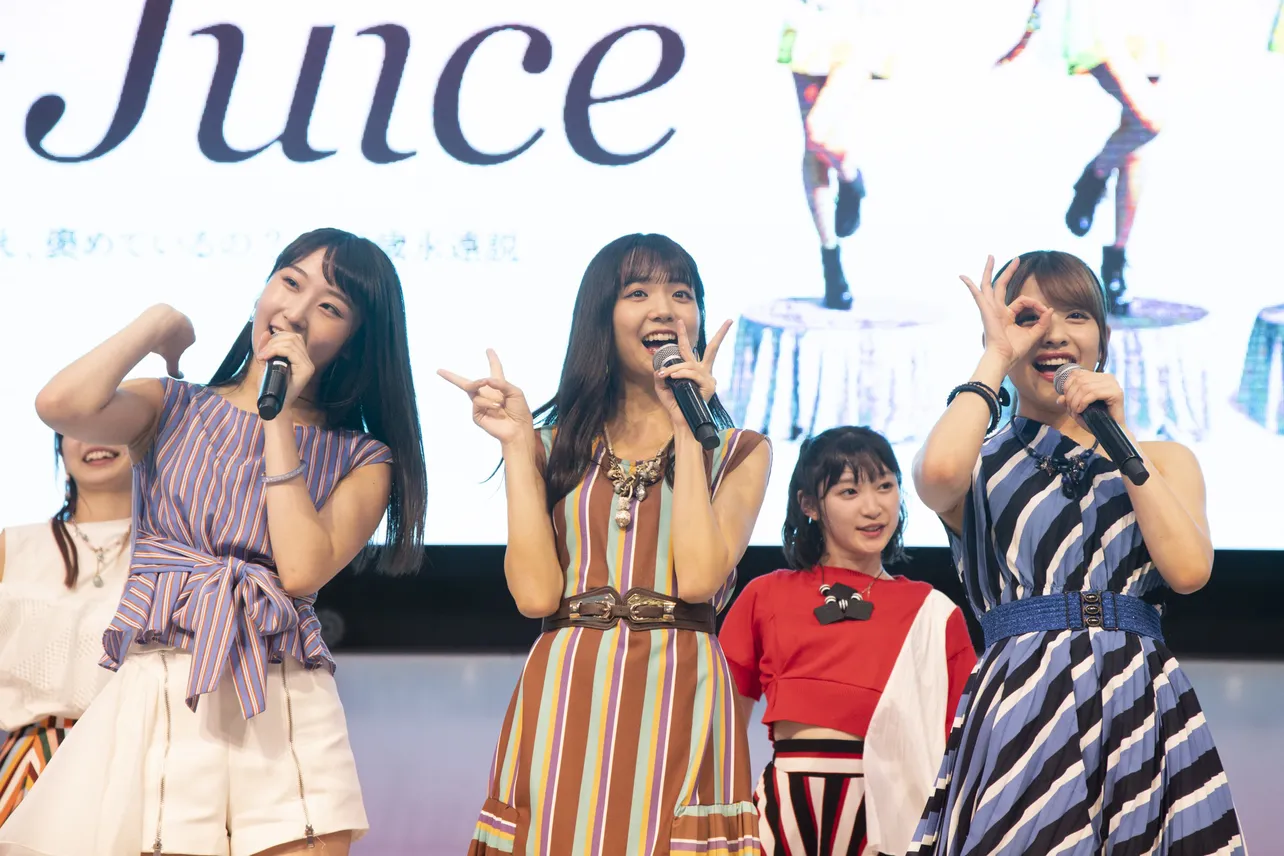 Juice=Juiceのリーダーとして最後のリリースイベントに出演した宮崎由加（写真中央）