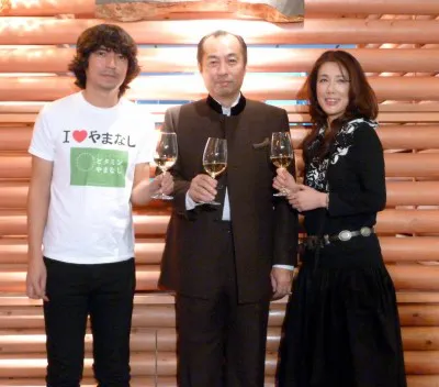 お披露目イベントに登場した（写真左から）ふかわりょう、ソムリエ・田崎真也、筒井真理子