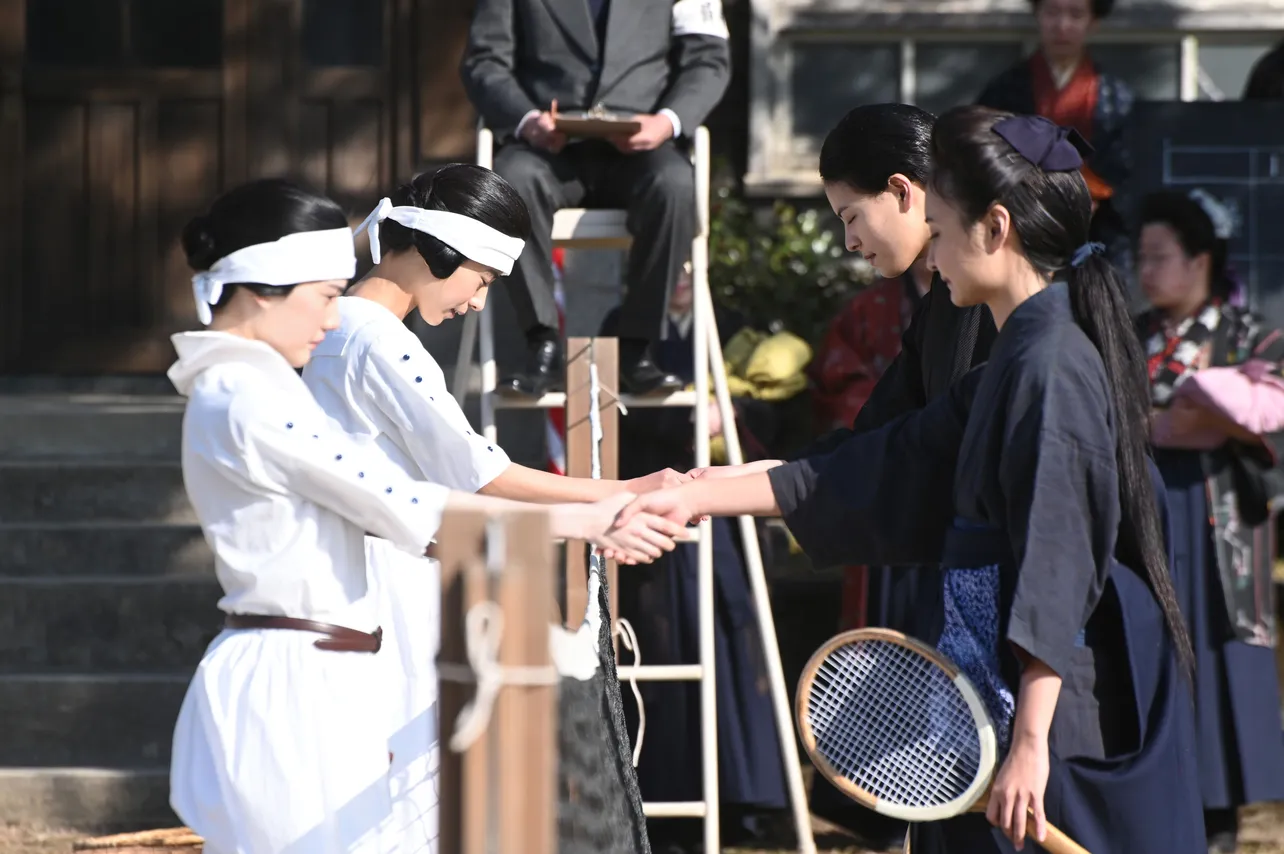 富江(黒島結菜)と梶原(北香那)は人見絹枝とテニスで対戦する