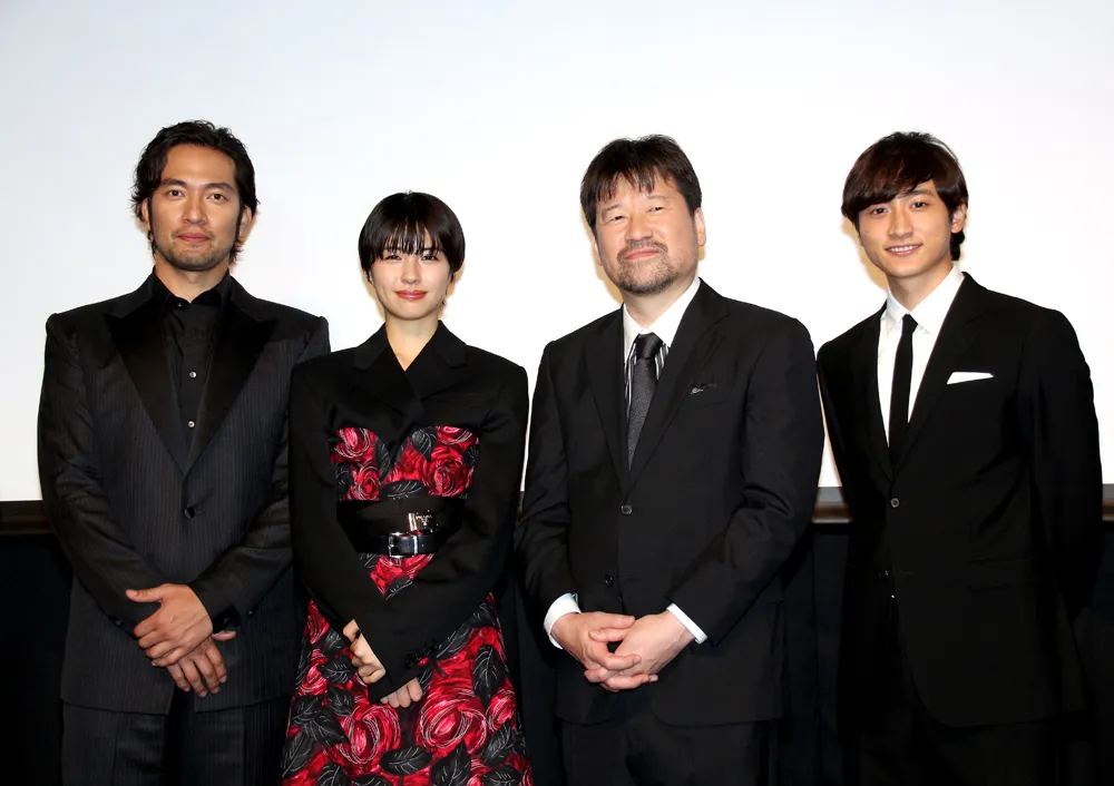 記者会見に登場した阿部進之介、佐久間由衣、佐藤二朗、小関裕太(左から)