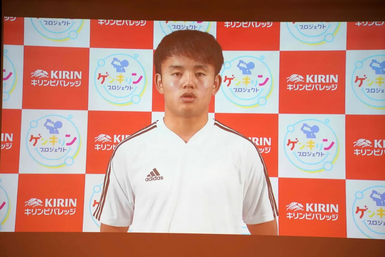 【写真を見る】代表デビューを飾ったばかりのサッカー日本代表・久保建英がVTR出演