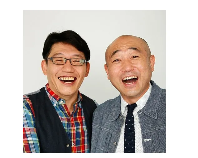 【写真を見る】ゲストの飯尾和樹(左)も石橋貴明の粋な話に聞き入った