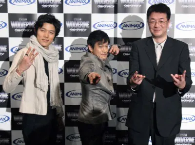アニメ「ウルヴァリン」完成披露試写会に出席した（写真左から）鈴木亮平、小山力也、青山弘監督