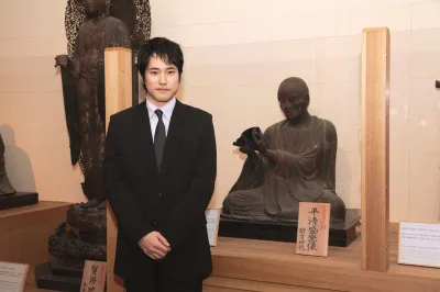 NHKの大河ドラマでは最年少で清盛を演じる松山ケンイチが清盛像の前で思いを語る