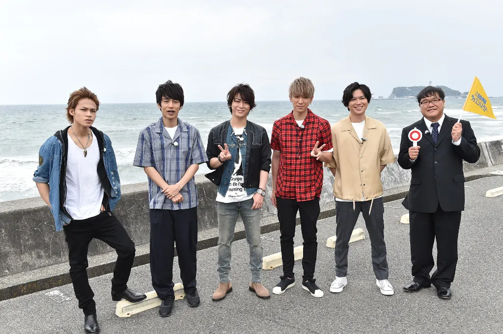 左からKAT-TUNの上田竜也、中丸雄一、亀梨和也。NEWSの小山慶一郎、加藤 シゲアキとカンニング竹山