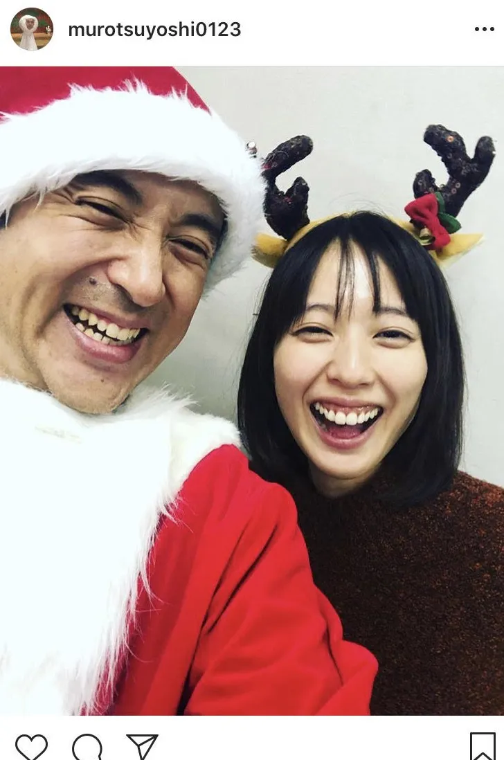 サンタとトナカイのコスプレをするムロツヨシと戸田恵梨香