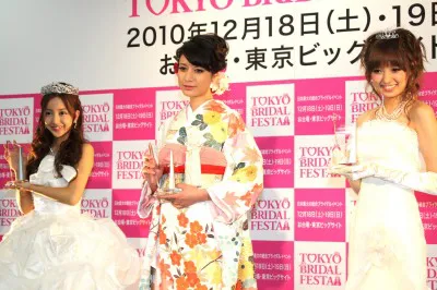 「ウエディングベストドレッサー賞」を受賞した板野友美、マリエ、南明奈（写真左から）