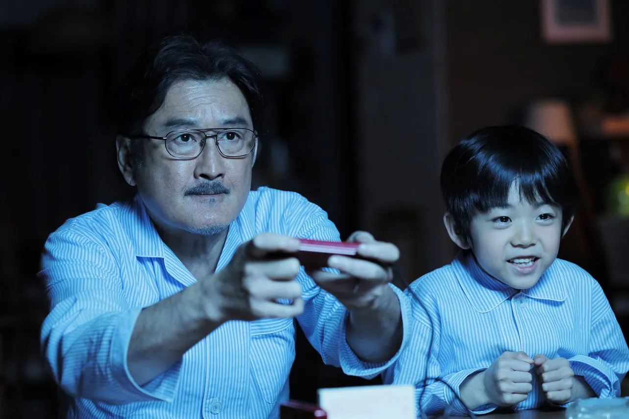父親の気持ちを知るために、アキラ(坂口健太郎)は子供のころに一緒にやった「ファイナルファンタジー」の世界に誘うことに