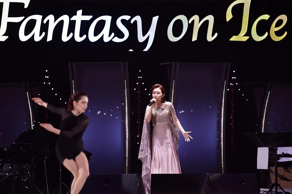 「Fantasy on Ice 2019 in TOYAMA」で共演するMay J.とメドベージェワ選手(2)