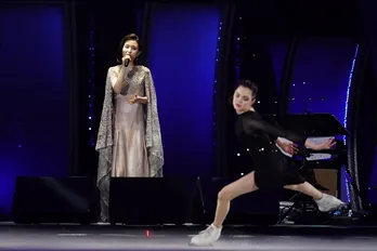 May J.がアイスショーでメドベージェワと共演&ロシア語で「愛してるよ!」