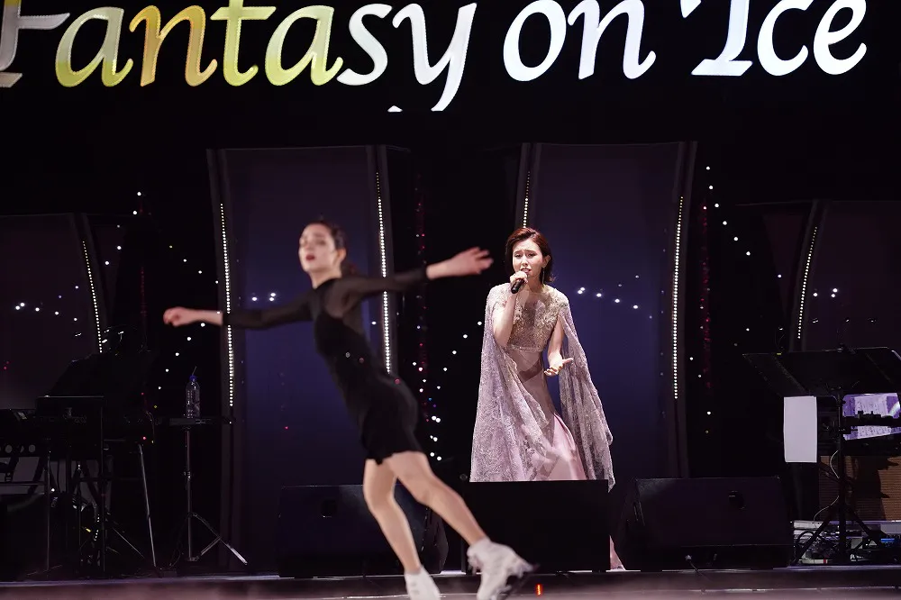 「Fantasy on Ice 2019 in TOYAMA」で共演するMay J.とメドベージェワ選手(3)