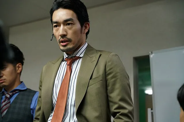 【写真を見る】スーツ姿にシビれる！詐欺師のボス・番頭役を演じる大谷亮平