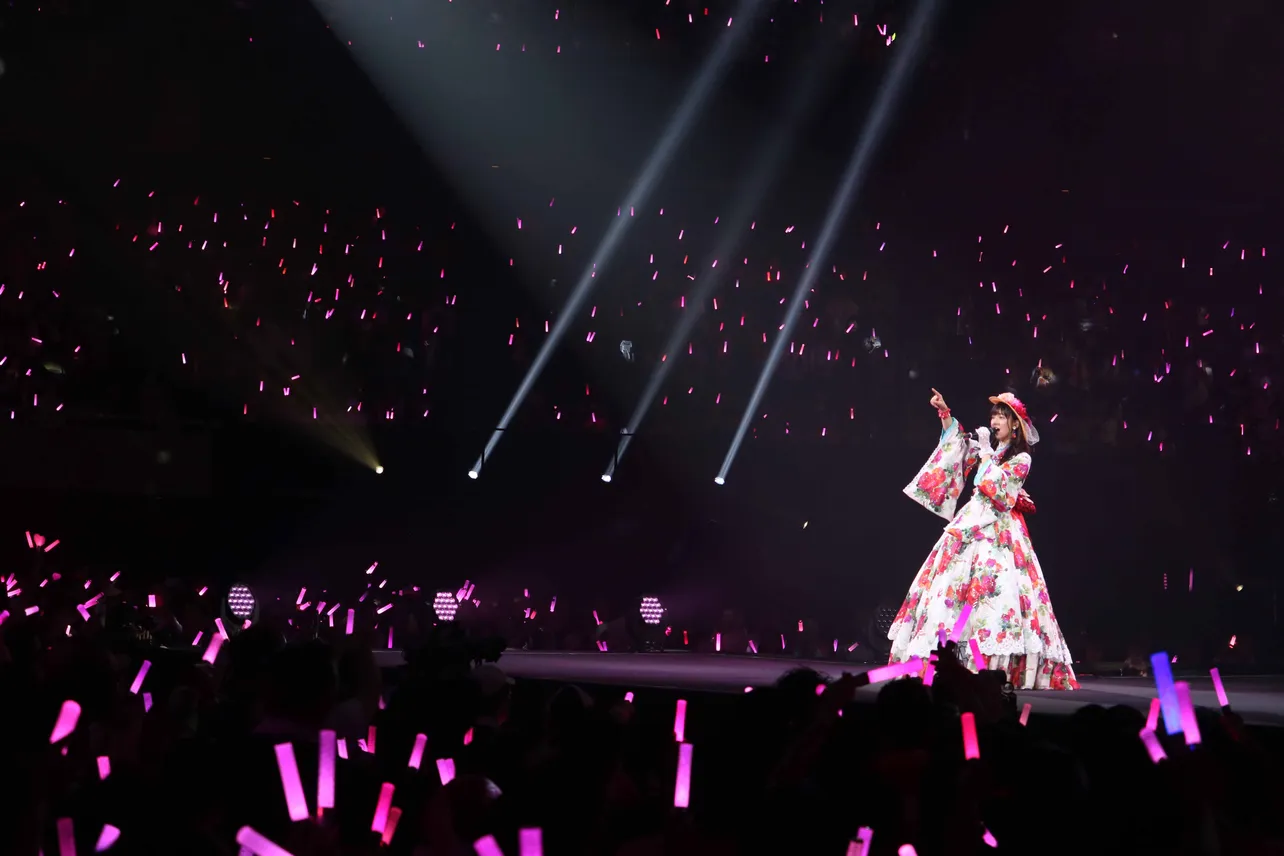【写真を見る】一面が宮崎由加のメンバーカラーのピンクに染まるなか、自身の卒業ソング『25歳永遠説』を歌う