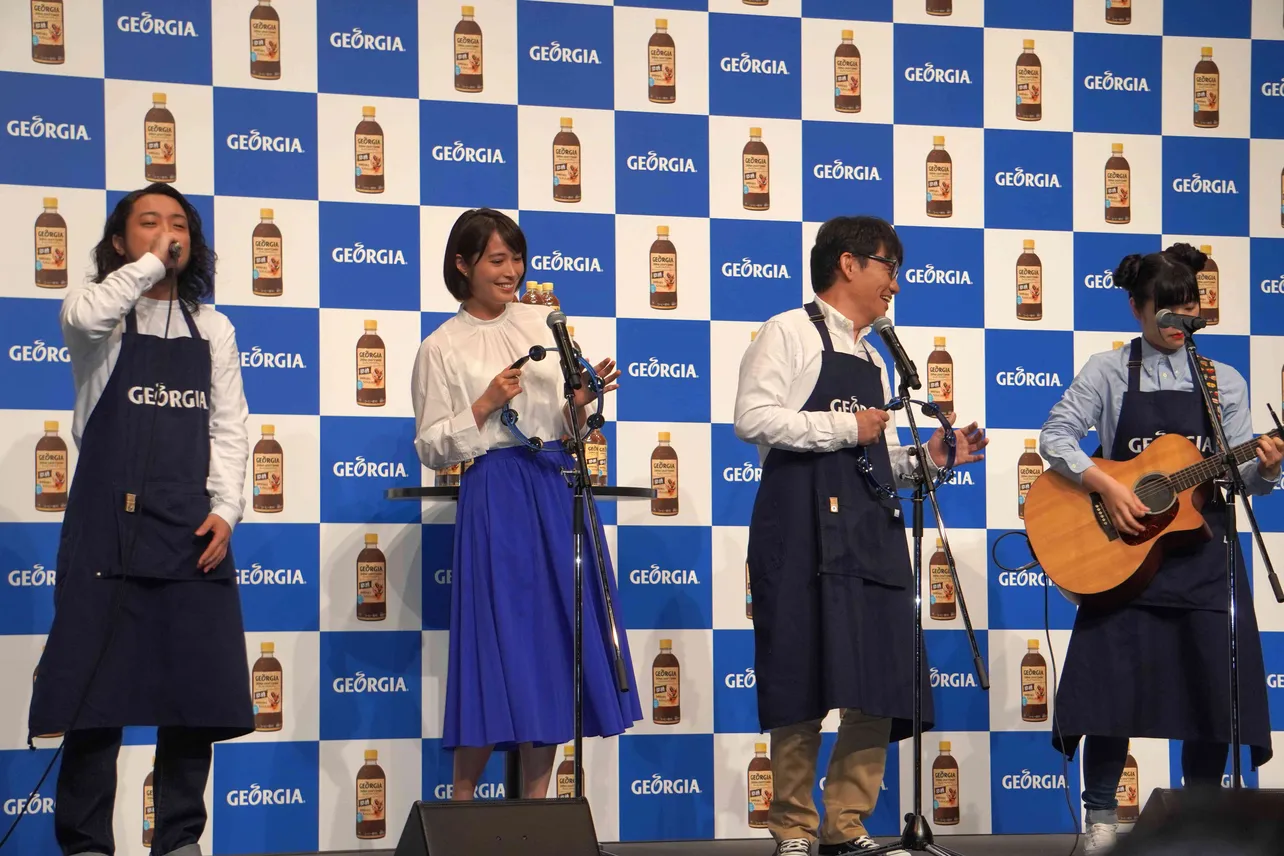 直前に行われたイベントの一コマ。生歌を披露する広瀬アリスと飯尾和樹ら