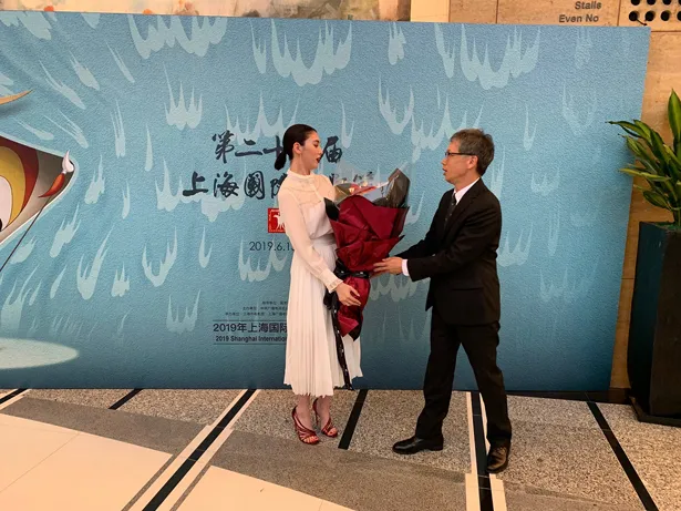 上海国際映画祭で三吉彩花のバースデーを祝う