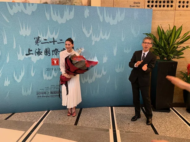 上海国際映画祭で三吉彩花のバースデーを祝う