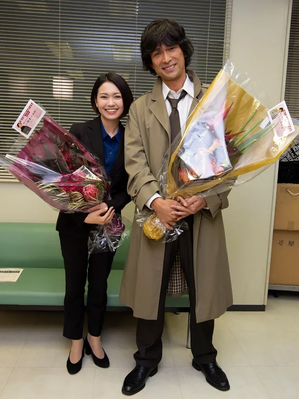笑顔で記念撮影をする二階堂ふみ(写真左)と江口洋介