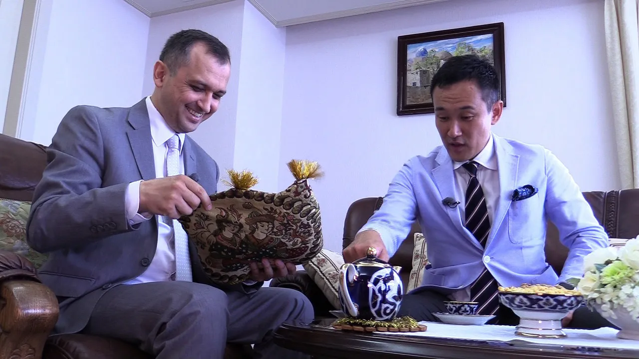 「明日どこ!?DX」の「大使館晩餐会」コーナーの一場面。大使自ら、ウズベキスタン流のお茶の入れ方をレクチャー？