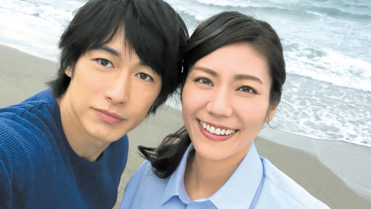 【写真を見る】恋人役の松下奈緒とディーン・フジオカが海辺で仲良く自撮り！ 