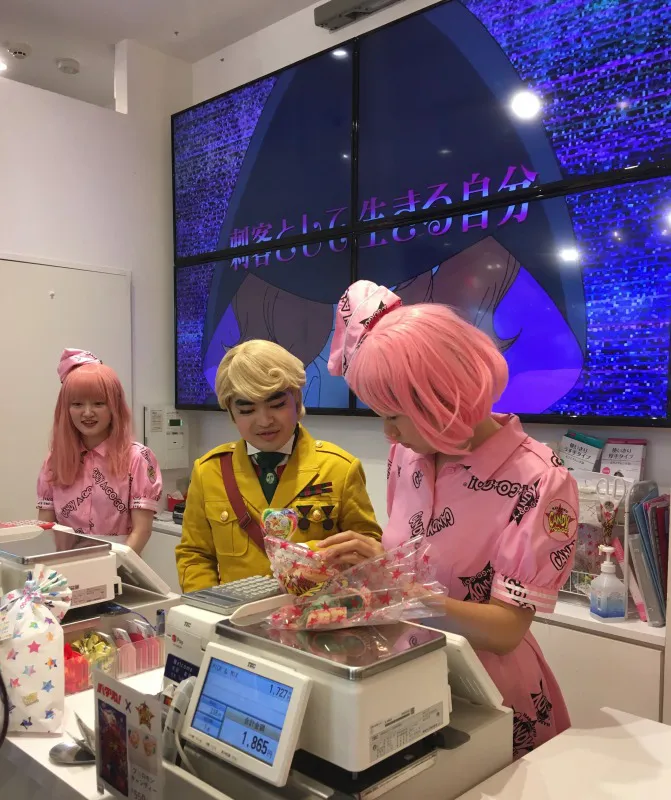 【写真を見る】ピンク髪店員たちと息ピッタリのパタリロ殿下・加藤諒